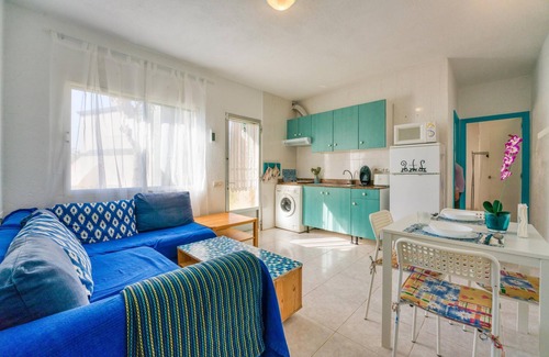 Los Delfines Apartamento | Apartamento de vacaciones "Bonito Apartamento" cerca de la playa con piscina compartida y Wi-Fi