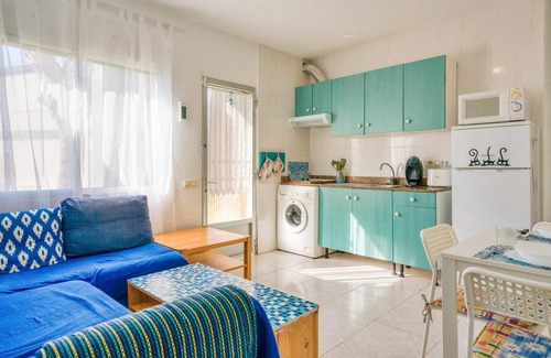 Los Delfines Apartamento | Apartamento de vacaciones "Bonito Apartamento" cerca de la playa con piscina compartida y Wi-Fi