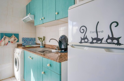 Los Delfines Apartamento | Apartamento de vacaciones "Bonito Apartamento" cerca de la playa con piscina compartida y Wi-Fi
