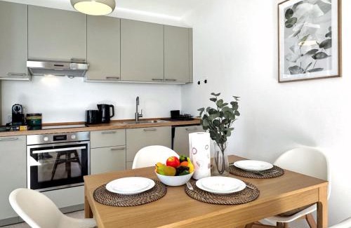 Schoenefeld Apartamento | HolidayHome Apartments I Airport Deluxe Condo with Terrace