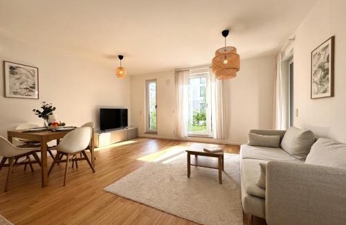 Schoenefeld Apartamento | HolidayHome Apartments I Airport Deluxe Condo with Terrace