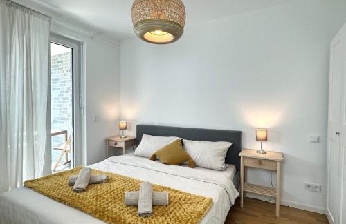 Schoenefeld Apartamento | HolidayHome Apartments I Airport Deluxe Condo with Terrace