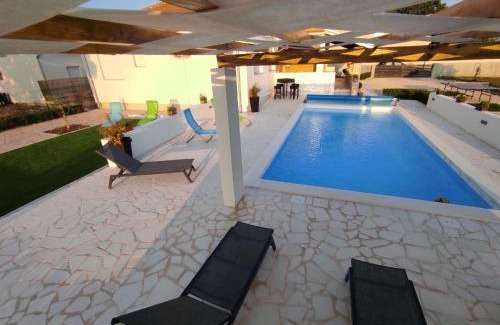 Poljica Villa | Holidayhouse Alirio with heated pool.