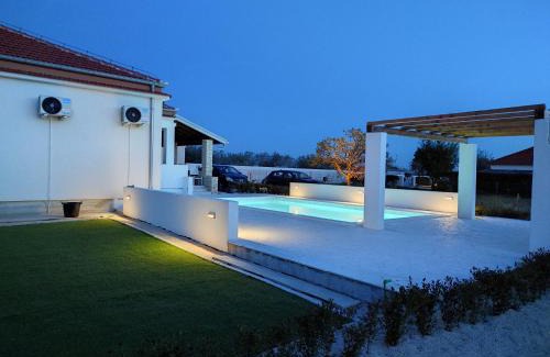 Poljica Villa | Holidayhouse Alirio with heated pool.