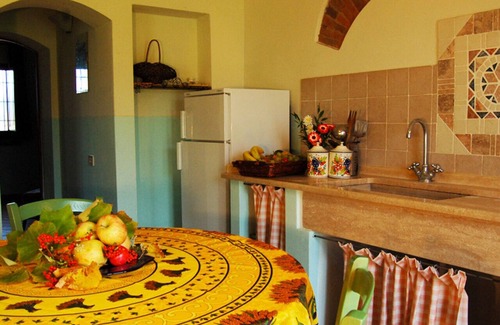 Castagneto Carducci Apartamento | ¡Apartamento en el campo verde con piscina, a solo 4 km del mar!