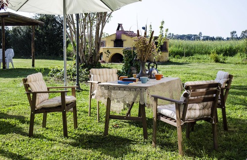 Castagneto Carducci Apartamento | ¡Apartamento en el campo verde con piscina, a solo 4 km del mar!