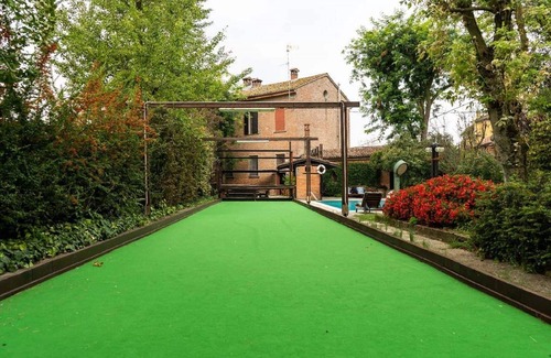 Cappella De' Picenardi Casa | Vacaciones con piscina en una antigua escuela de campo desde 1885