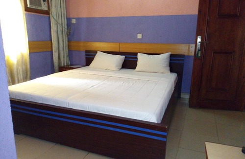 Oshodi-Isolo Casa | Holla-Jobi Guest House