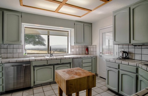 Hollister Casa | Hollister Hilltop Home