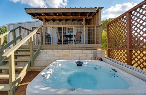 Fredericksburg Casa | Hollmig Cabin - Private Hot Tub