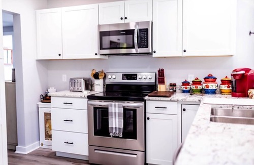 Smithsburg Casa | Hollow Hideaway is just the place if you looking to get away and relax.