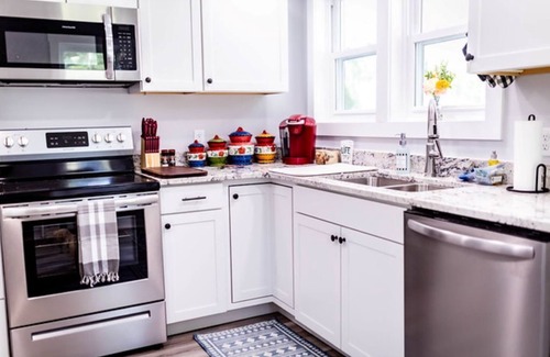 Smithsburg Casa | Hollow Hideaway is just the place if you looking to get away and relax.