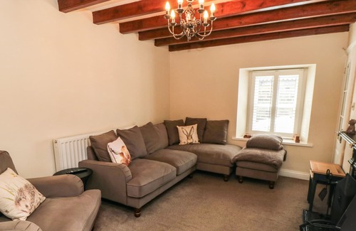 Castleton Cabaña | HOLLY BERRY COTTAGE, pet friendly, with open fire in Castleton