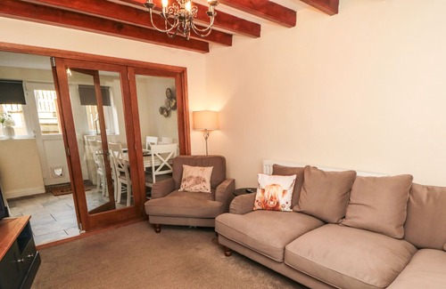 Castleton Cabaña | HOLLY BERRY COTTAGE, pet friendly, with open fire in Castleton