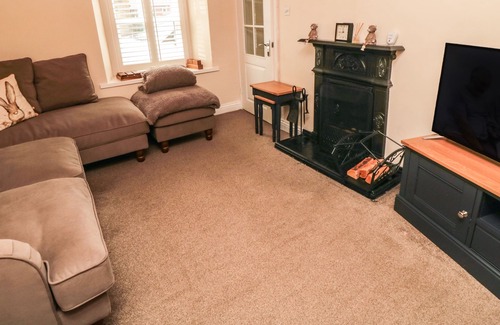 Castleton Cabaña | HOLLY BERRY COTTAGE, pet friendly, with open fire in Castleton