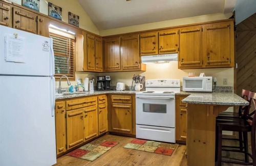 Blairsville Casa | Holly Cabin Creekside Calm