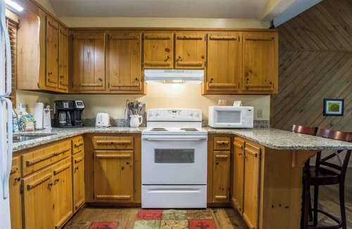 Blairsville Casa | Holly Cabin Creekside Calm
