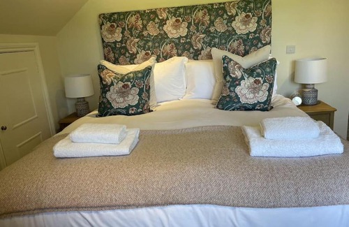 Bentley Casa | Holly Cottage, 2, Northbrook Park, Farnham-up to 6 adults