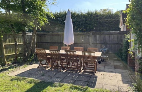 Bentley Casa | Holly Cottage, 2, Northbrook Park, Farnham-up to 6 adults