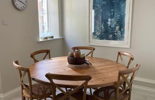 Bentley Casa | Holly Cottage, 2, Northbrook Park, Farnham-up to 6 adults