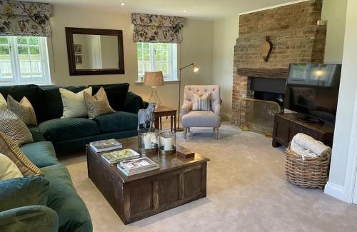 Bentley Casa | Holly Cottage, 2, Northbrook Park, Farnham-up to 6 adults