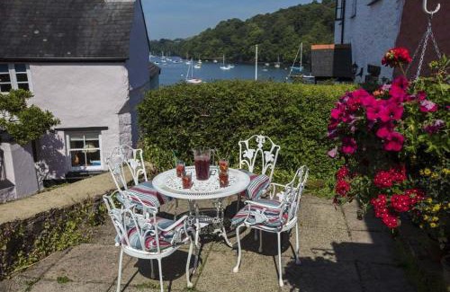 Dittisham Casa | Holly Cottage - characterful cottage a stones throw from river Dart with front & back patios