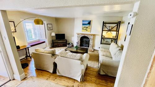 Dittisham Casa | Holly Cottage - characterful cottage a stones throw from river Dart with front & back patios
