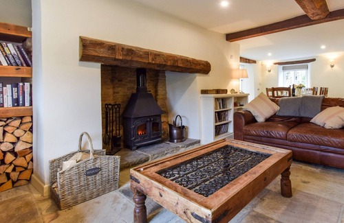 Coln St Aldwyns Cabaña | Holly Cottage, chimenea Inglenook, Cotswolds - capacidad para 8 personas en 4 habitaciones