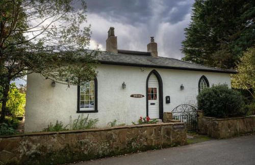 Harker Casa | Holly Cottage. Romantic Getaway. Tourist base.