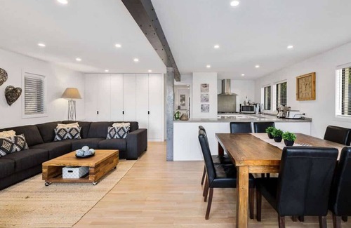 Kelvin Heights Casa | Holly Court Haven | Spa Pool