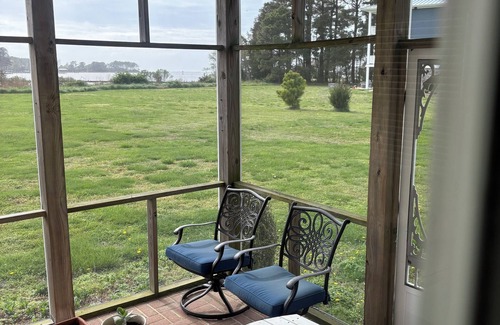 Tasley Apartamento | Holly Cove Suite has gorgeous sunsets and spectacular views of Onancock Creek.