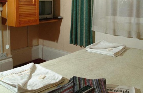 Warwick Hotel | Holly House Hotel