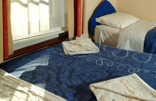 Warwick Hotel | Holly House Hotel