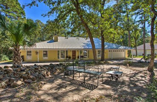 Holly Lake Ranch Casa | Holly Lake Retreat with 2 Community Pools and Yard