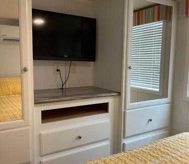 Holly Ridge Complejo | Holly Ridge Retreat with Loft and Pet Friendly plus Long Term Stay Allowed