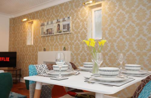 Cyncoed Casa | Hollybush House By N And N Stays Ltd, Perfect for Contractors and Workers, Large Private Driveway, Great Location and Fast Wifi