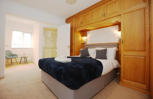 Cyncoed Casa | Hollybush House By N And N Stays Ltd, Perfect for Contractors and Workers, Large Private Driveway, Great Location and Fast Wifi