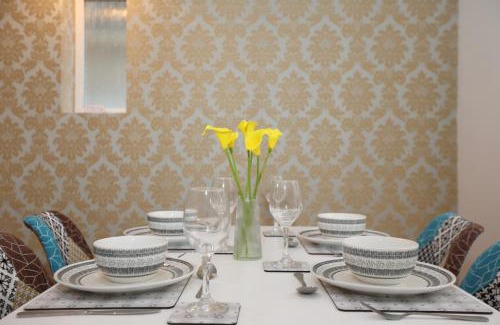 Cyncoed Casa | Hollybush House By N And N Stays Ltd, Perfect for Contractors and Workers, Large Private Driveway, Great Location and Fast Wifi