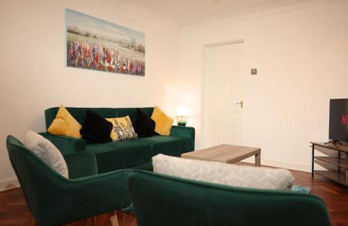 Cyncoed Casa | Hollybush House By N And N Stays Ltd, Perfect for Contractors and Workers, Large Private Driveway, Great Location and Fast Wifi