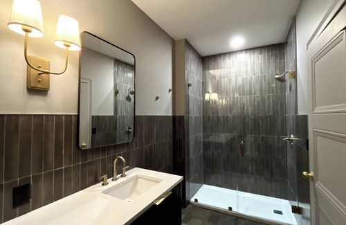 Downtown Louisville Apartamento | Hollyhock Suite 512: 1 bed/1 bath