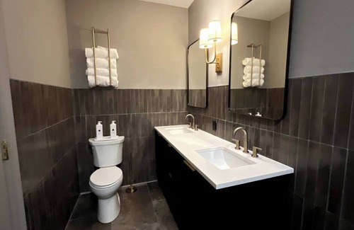 Downtown Louisville Apartamento | Hollyhock Suite 512: 1 bed/1 bath