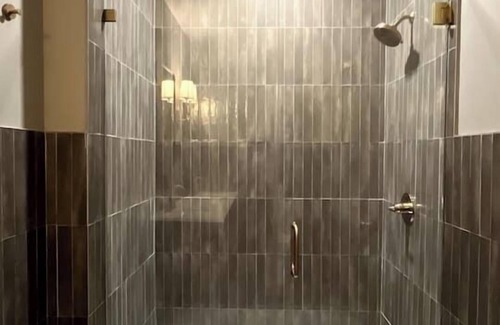 Downtown Louisville Apartamento | Hollyhock Suite 512: 1 bed/1 bath