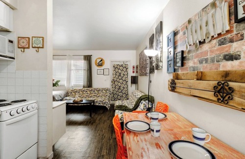 Downtown Hollywood Apartamento | Hollywood 1BR Condo: Pets Allowed, BBQ & Parking