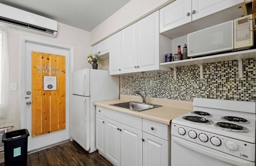 Downtown Hollywood Apartamento | Hollywood 1BR Condo: Pets Allowed, BBQ & Parking