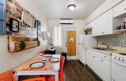 Downtown Hollywood Apartamento | Hollywood 1BR Condo: Pets Allowed, BBQ & Parking