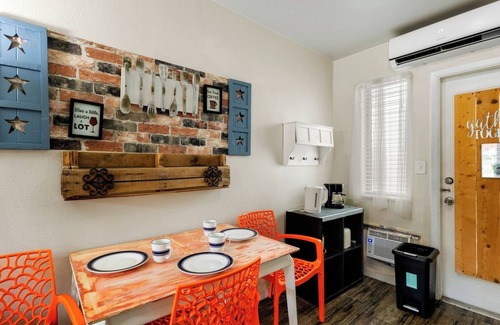 Downtown Hollywood Apartamento | Hollywood 1BR Condo: Pets Allowed, BBQ & Parking