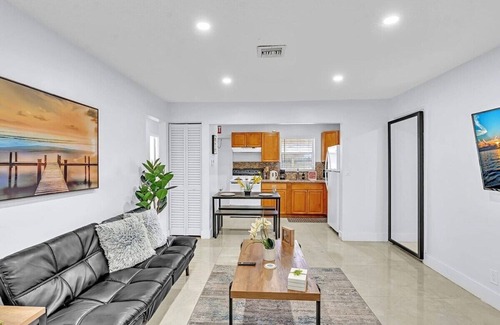 Little Ranches Casa | Hollywood 2 Bdrm New Furnished Beach Vacation LB2