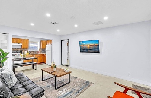 Little Ranches Casa | Hollywood 2 Bdrm New Furnished Beach Vacation LB2