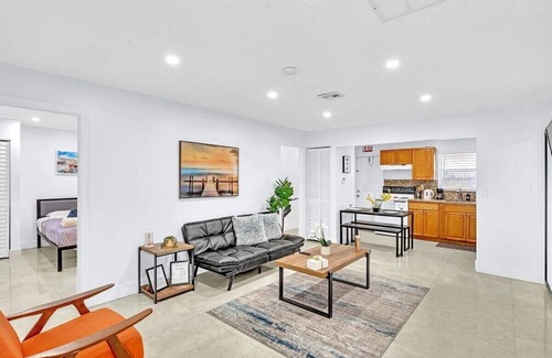 Little Ranches Casa | Hollywood 2 Bdrm New Furnished Beach Vacation LB2