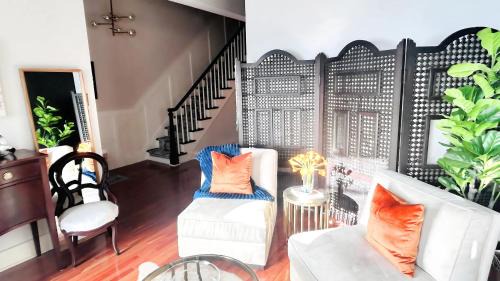 Lancaster Apartamento | Hollywood Glam Themed Manor with Sauna for 12-People